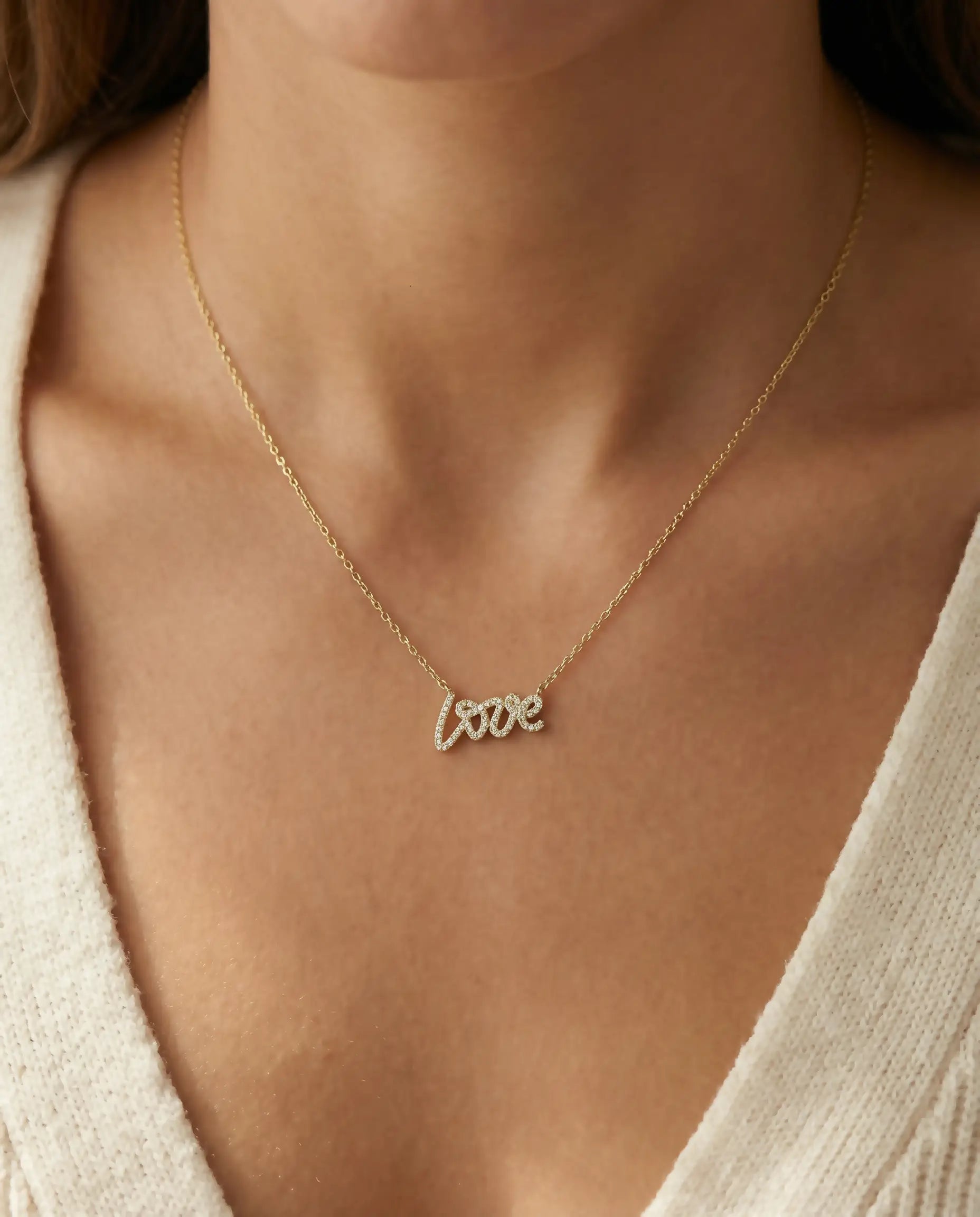 Image of Pozlaćena srebrna ogrlica sa natpisom LOVE i cirkonima visokog sjaja