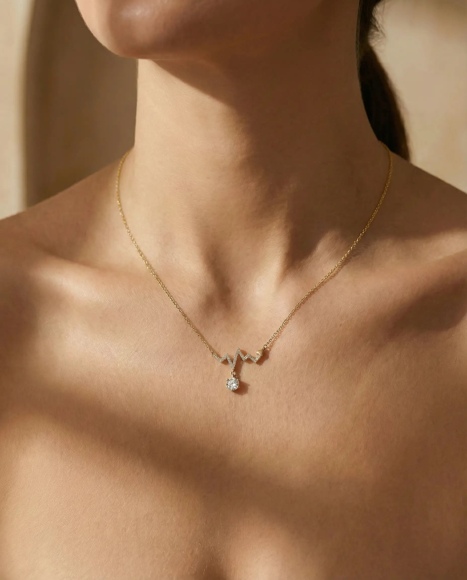 Image of Pozlaćena srebrna ogrlica sa priveskom otkucaja srca i cubic zirconia kamenom