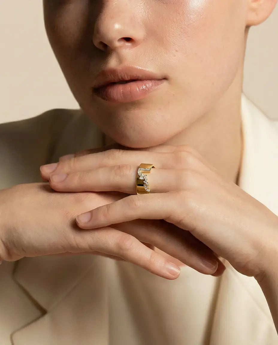 Image of Prsten burma sa belim cirkonima u žutoj pozlati