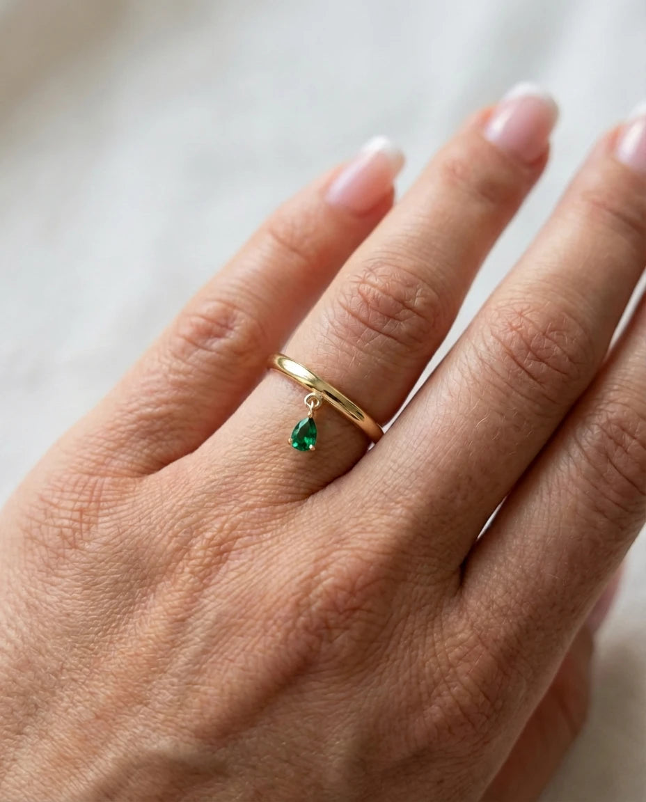 prsten 14k zuta pozlata viseci zeleni cubic zirconia cirkon minimalisticki elegantan