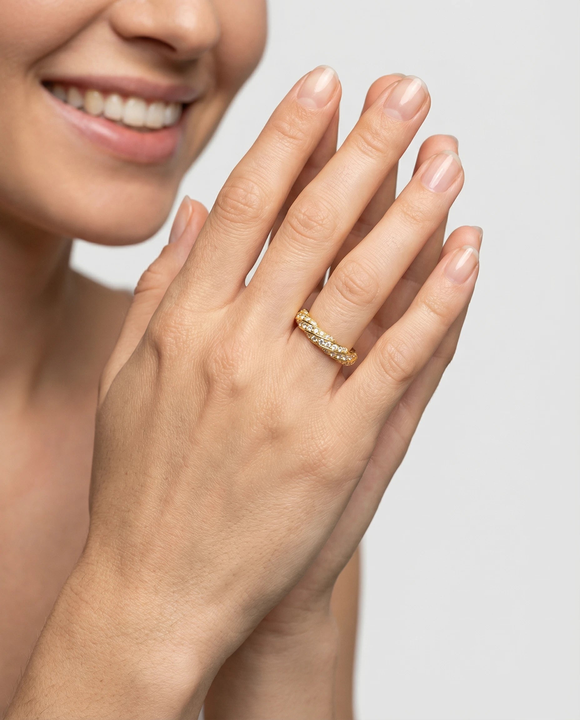 prsten 14k zuta pozlata talasasti dizajn cubic zirconia cirkoni