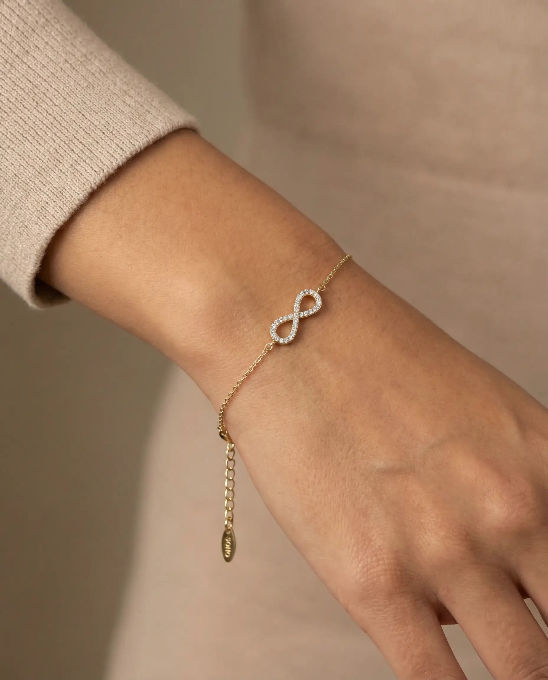 Narukvica sa simbolom beskonačnosti ukrašenim cirkonima na tankom lančiću 925 zuta pozlata