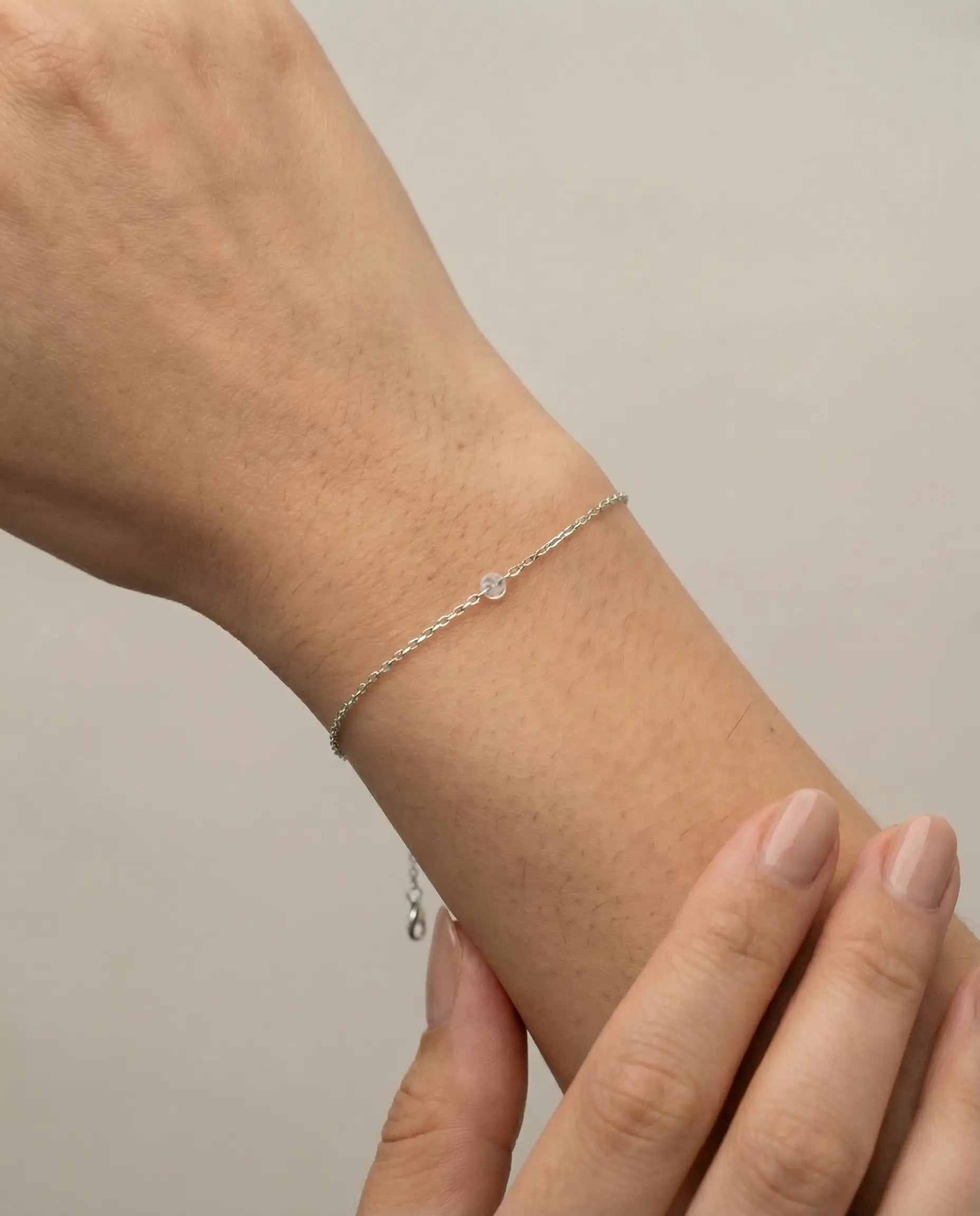 Srebrna narukvica sa jednim centralnim cirkonom na tankom lančiću 925