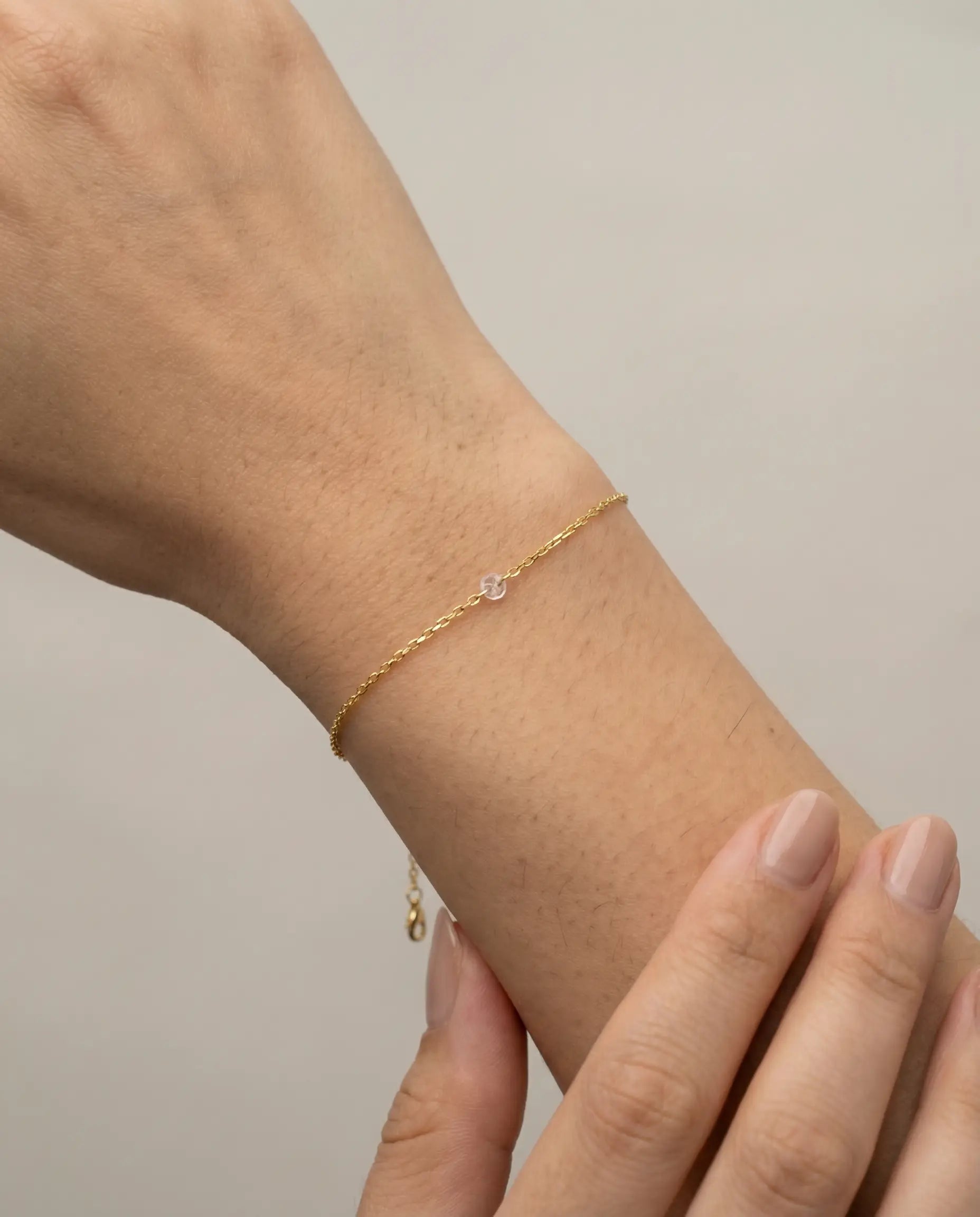 Srebrna narukvica sa jednim centralnim cirkonom na tankom lančiću 925 zuta 14k pozlata