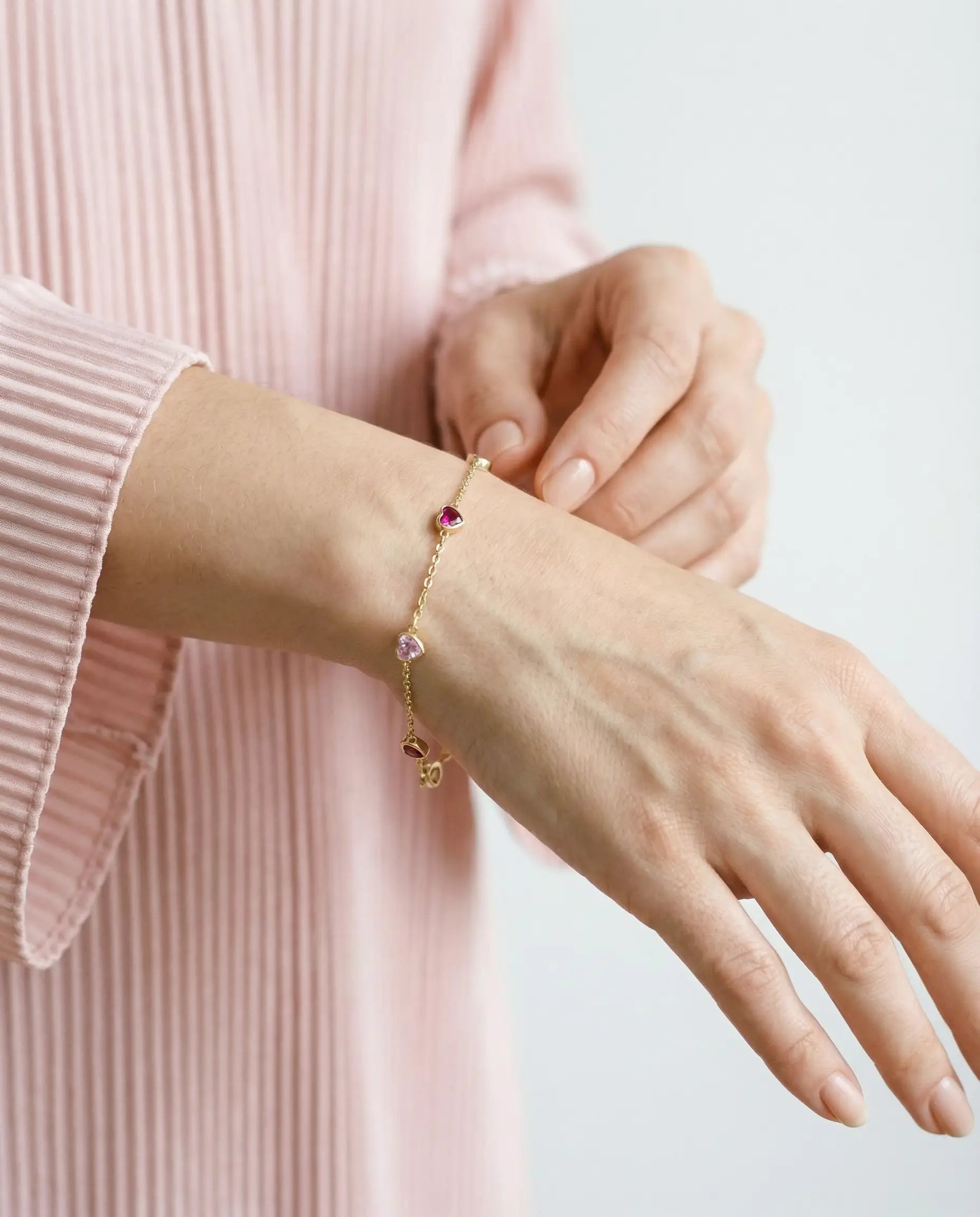 Image of srebrna narukvica niz srca sa cirkonima 925 zuta pozlata