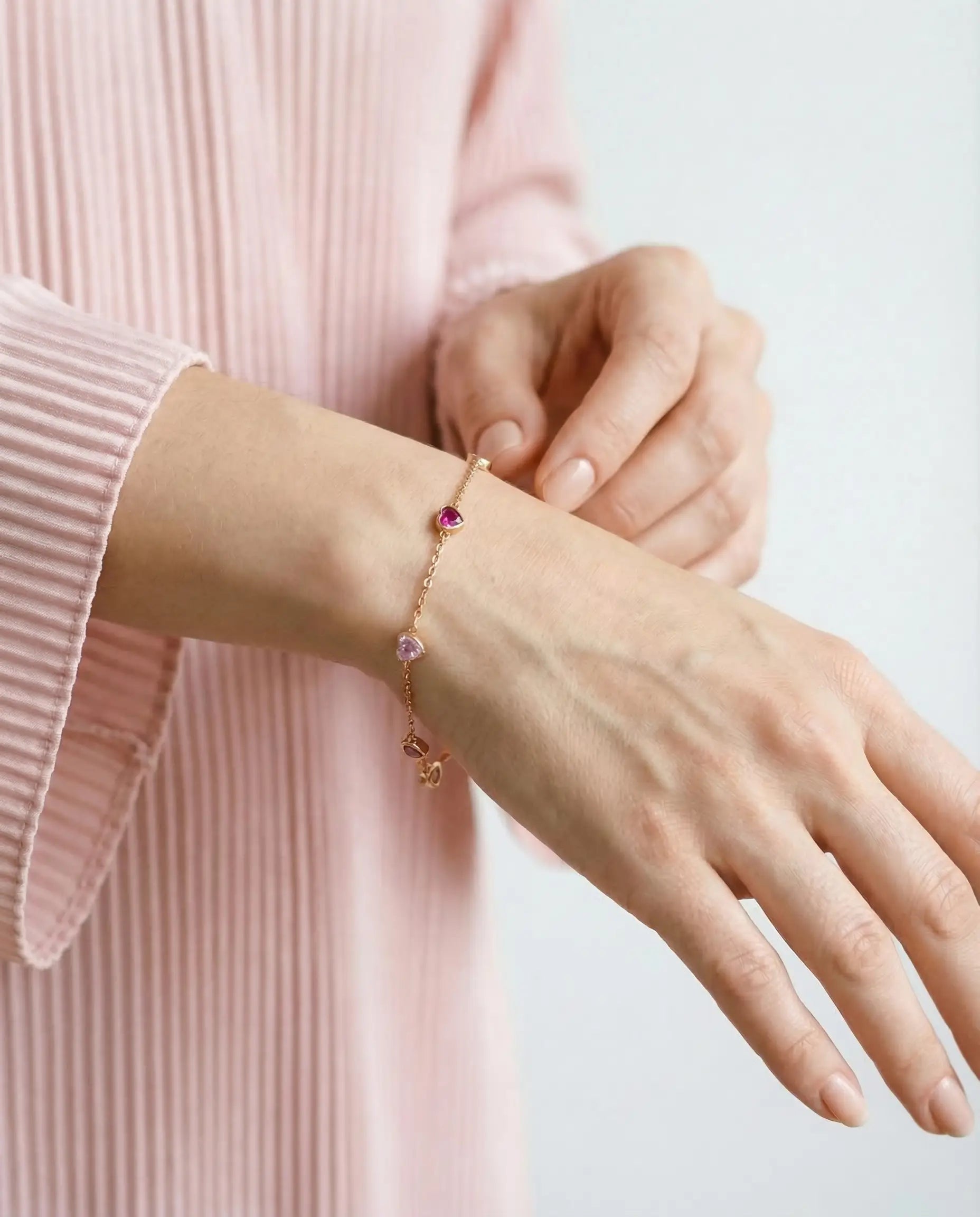 Image of srebrna narukvica niz srca sa cirkonima roze pozlata 925