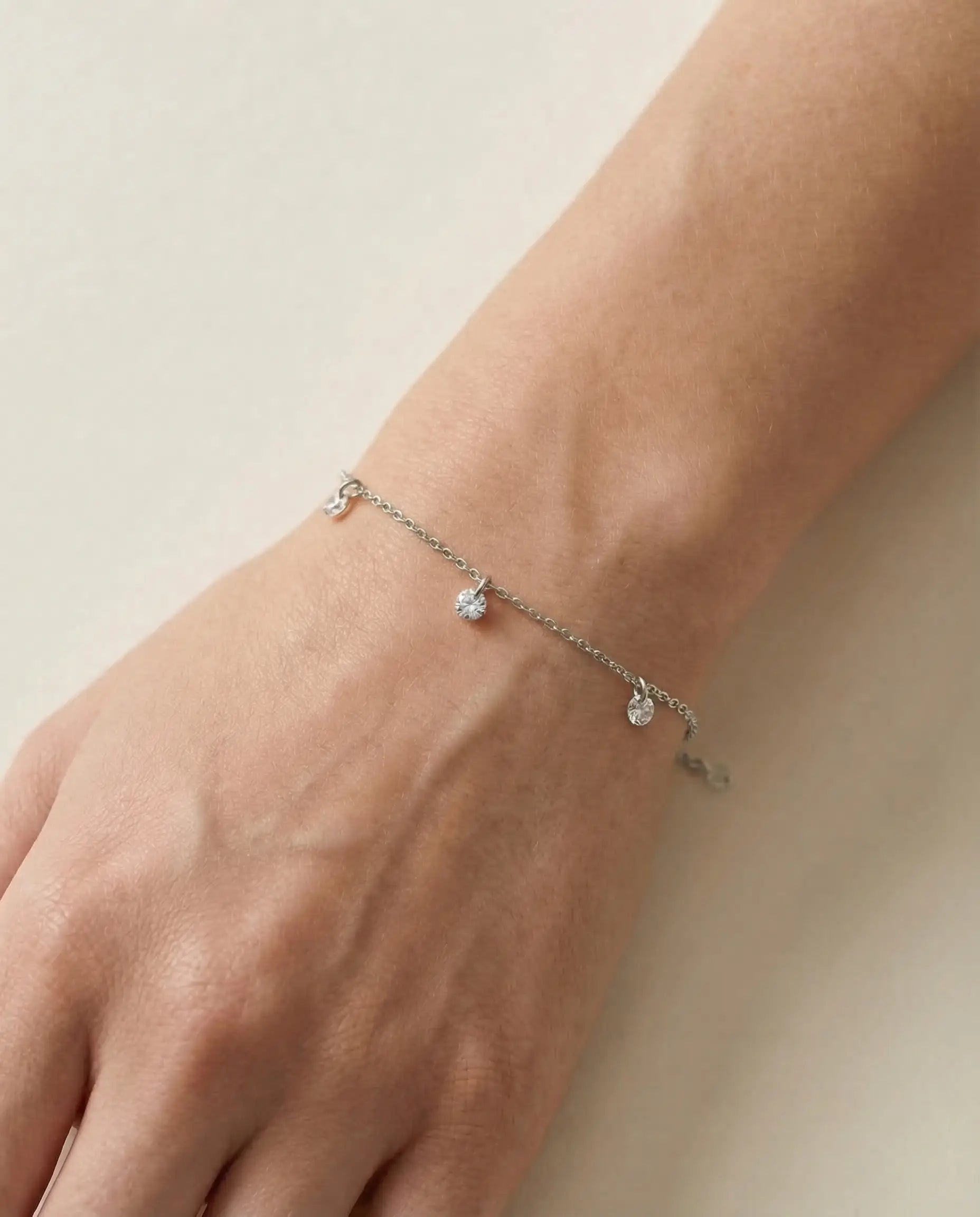 Image of Srebrna narukvica sa tankim lančićem i tri viseća cirkona 925