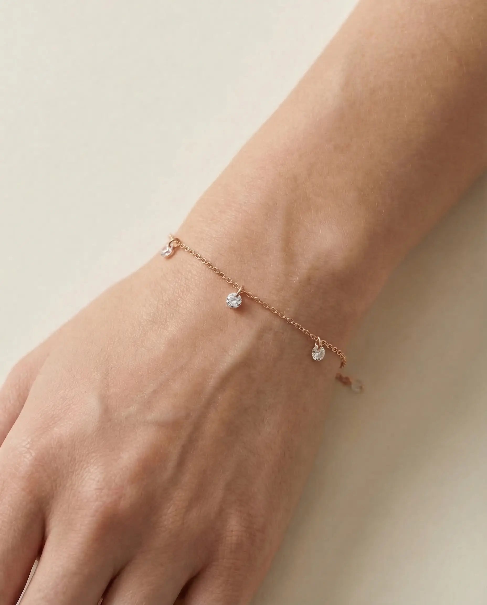 Srebrna narukvica sa tankim lančićem i tri viseća cirkona 925 roze pozlata