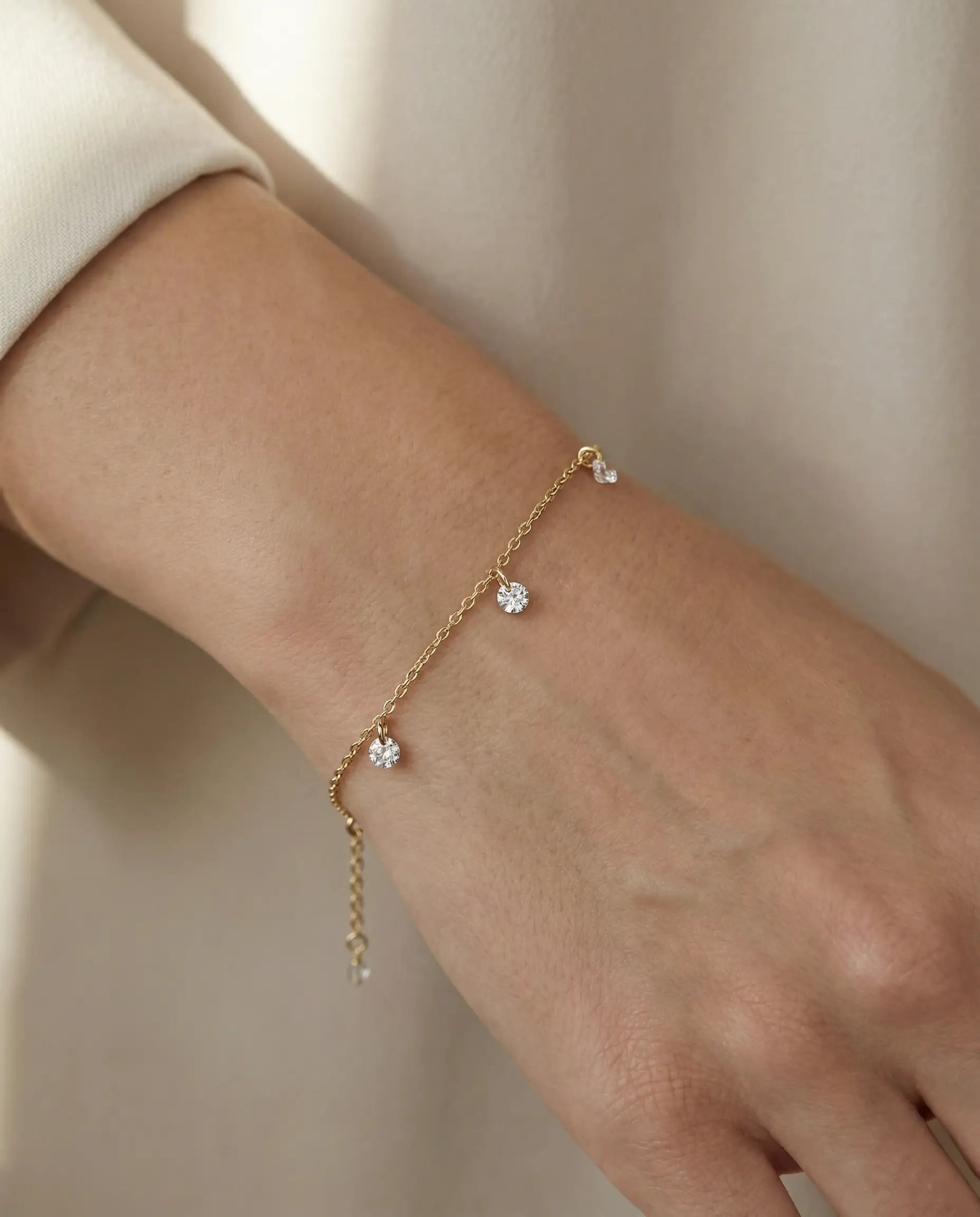 Srebrna narukvica sa tankim lančićem i tri viseća cirkona 925 zuta pozlata