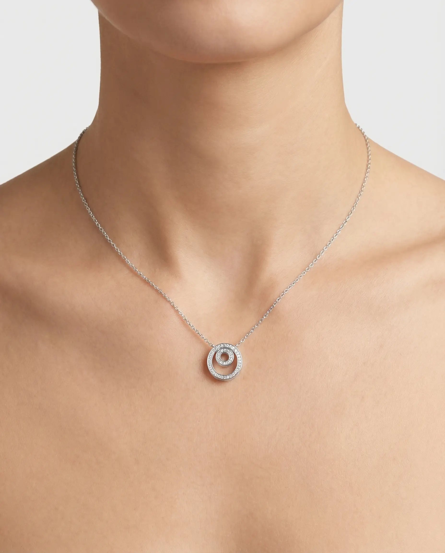 Image of Srebrna ogrlica sa dvostrukim krugom i cirkonima visokog sjaja