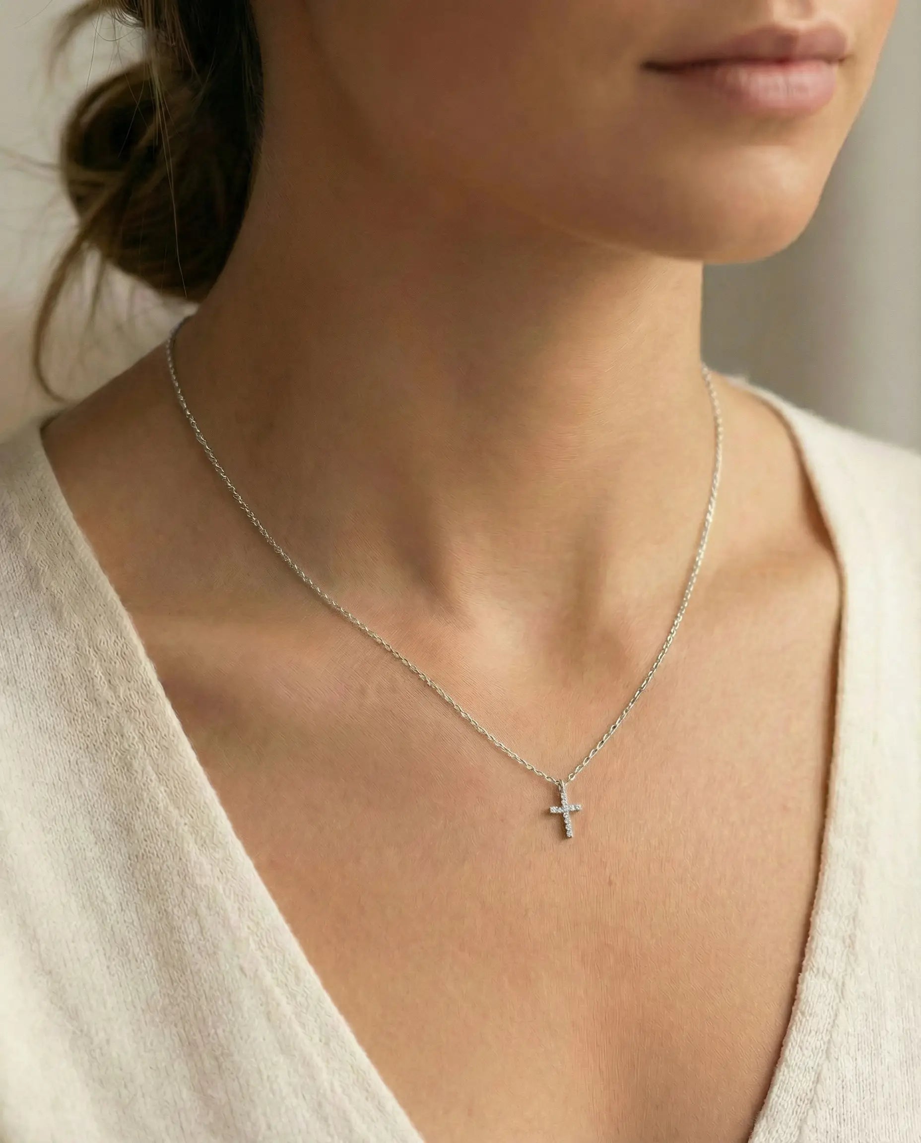 Image of Srebrna ogrlica sa krstićem i cirkonima visokog sjaja