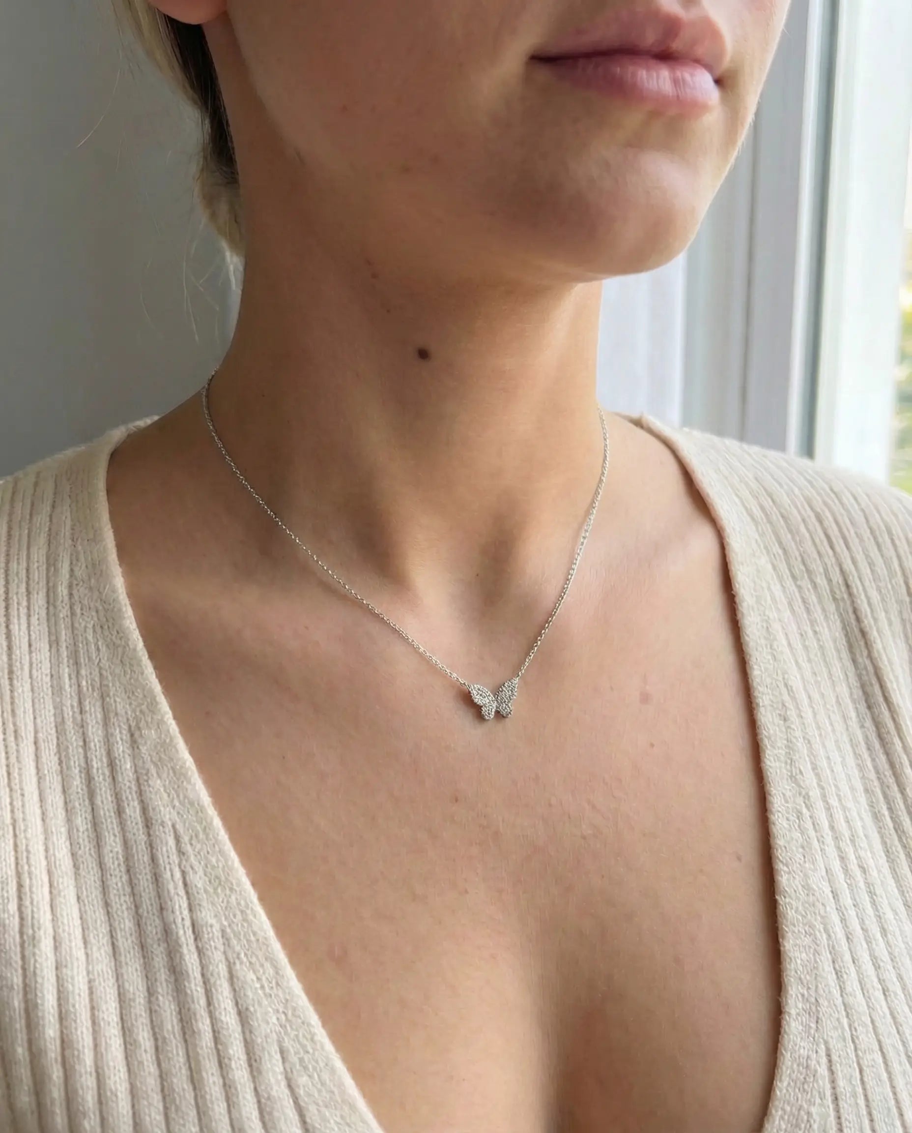 Image of Srebrna ogrlica sa leptir priveskom i cirkonima visokog sjaja