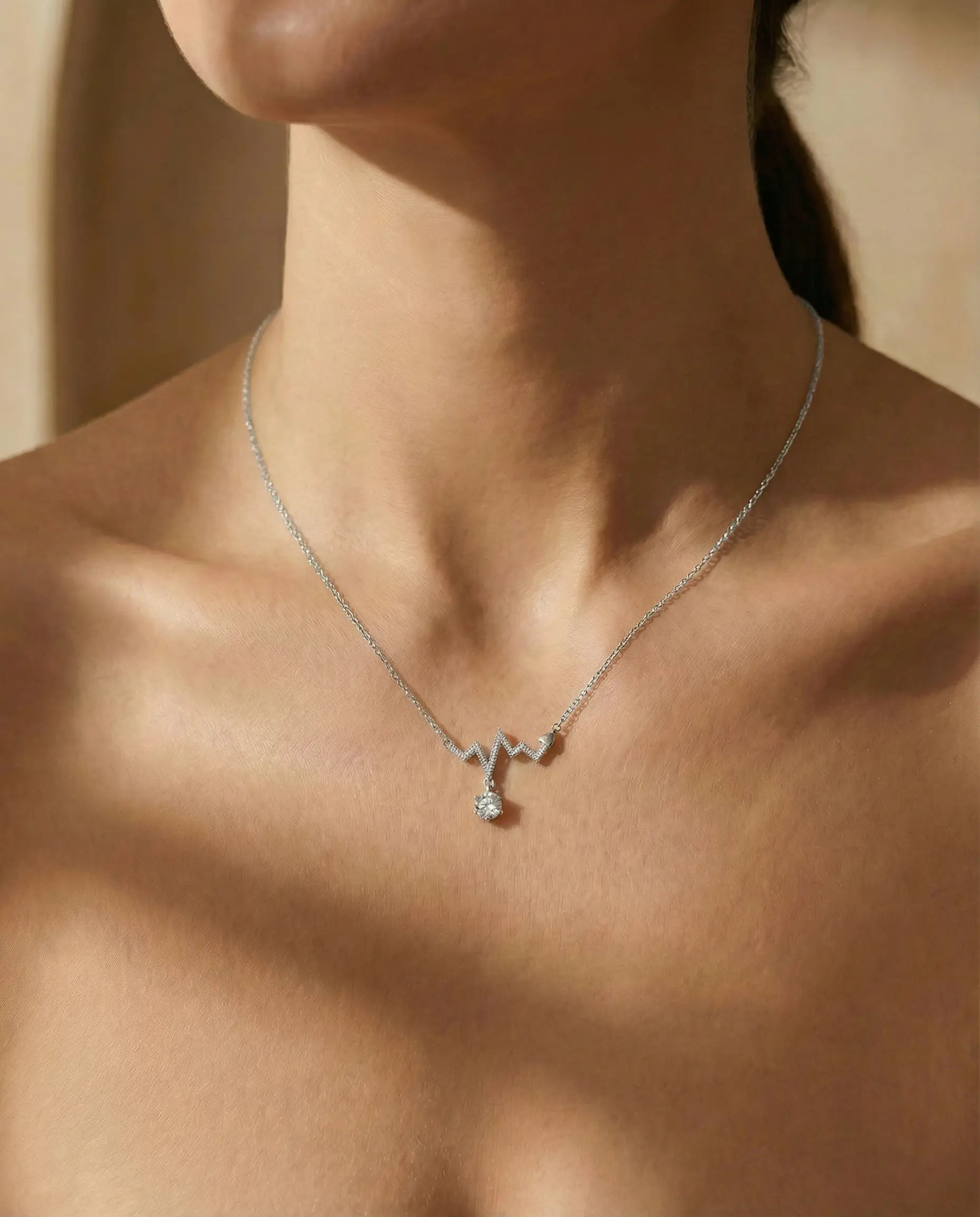 Srebrna ogrlica sa priveskom otkucaja srca i cubic zirconia kamenom