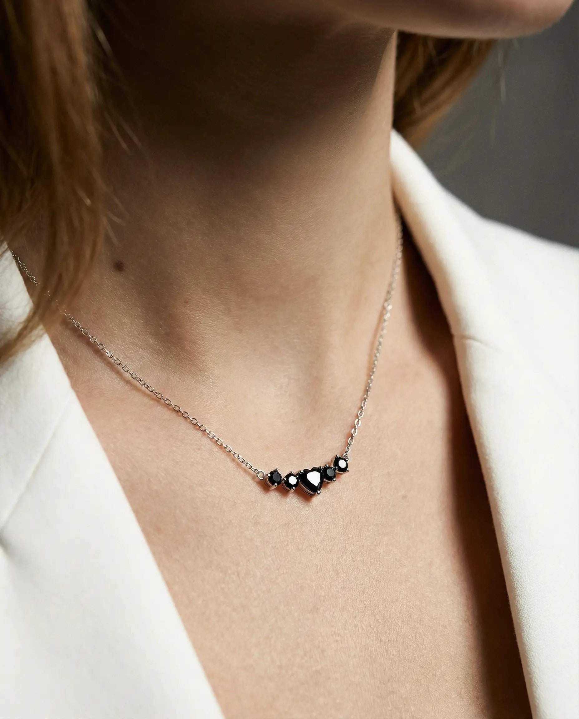 Image of srebrna ogrlica rodijum srce crni cubic zirconia cirkoni