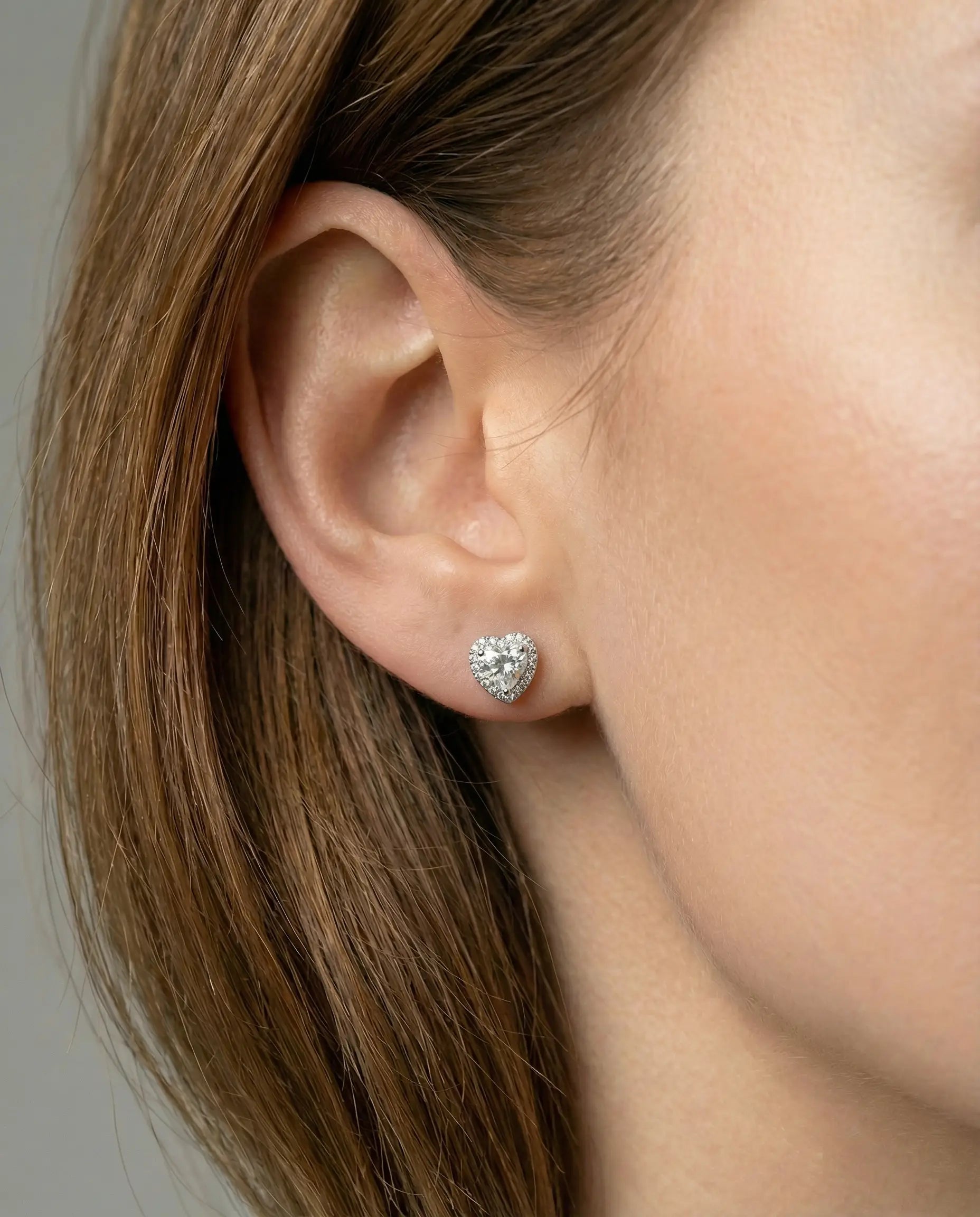 Image of Srebrne minđuše u obliku srca sa centralnim cirkonom i sitnim cirkonima