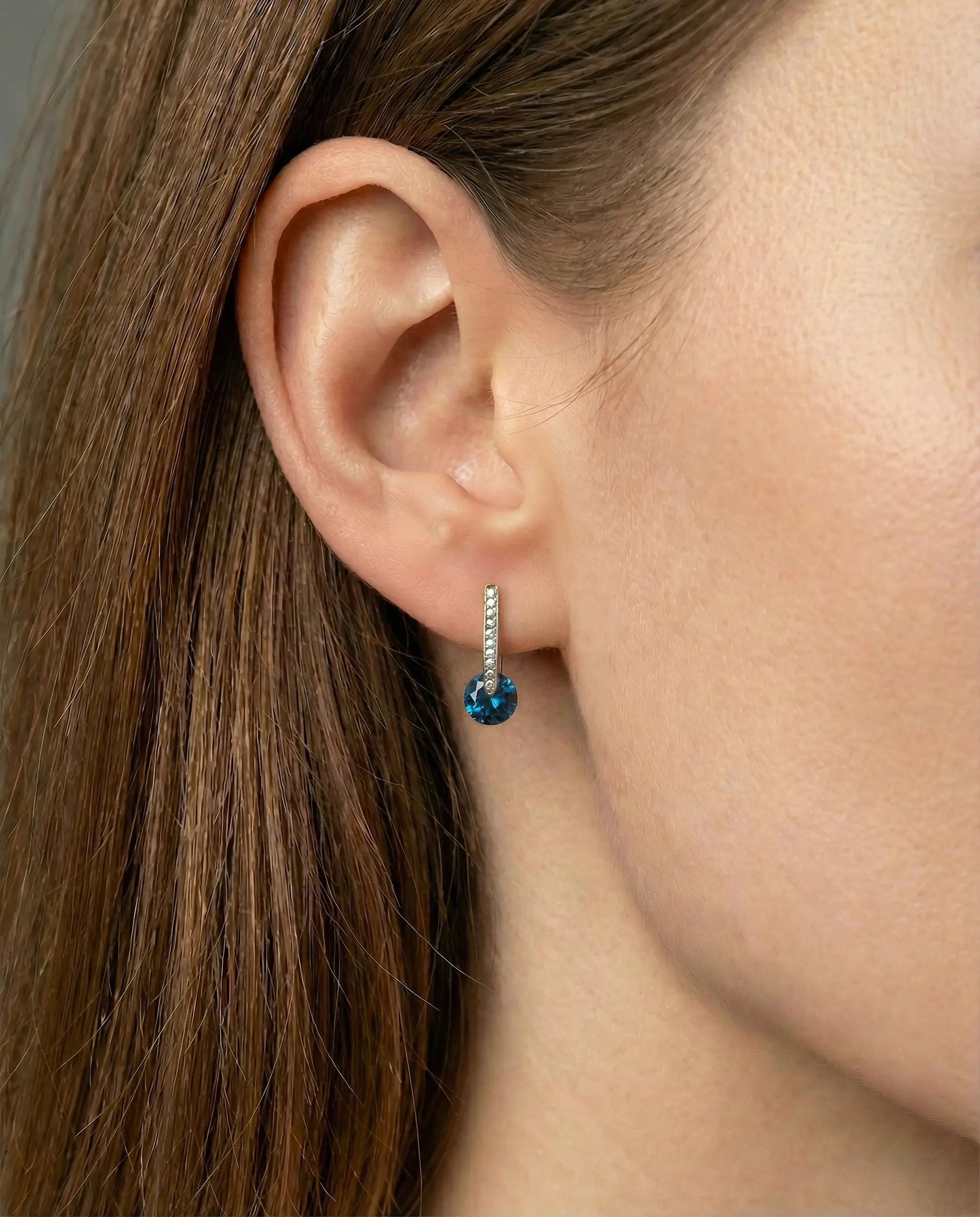 Image of srebrne minđuše sa visećim plavim kristalom rodijum