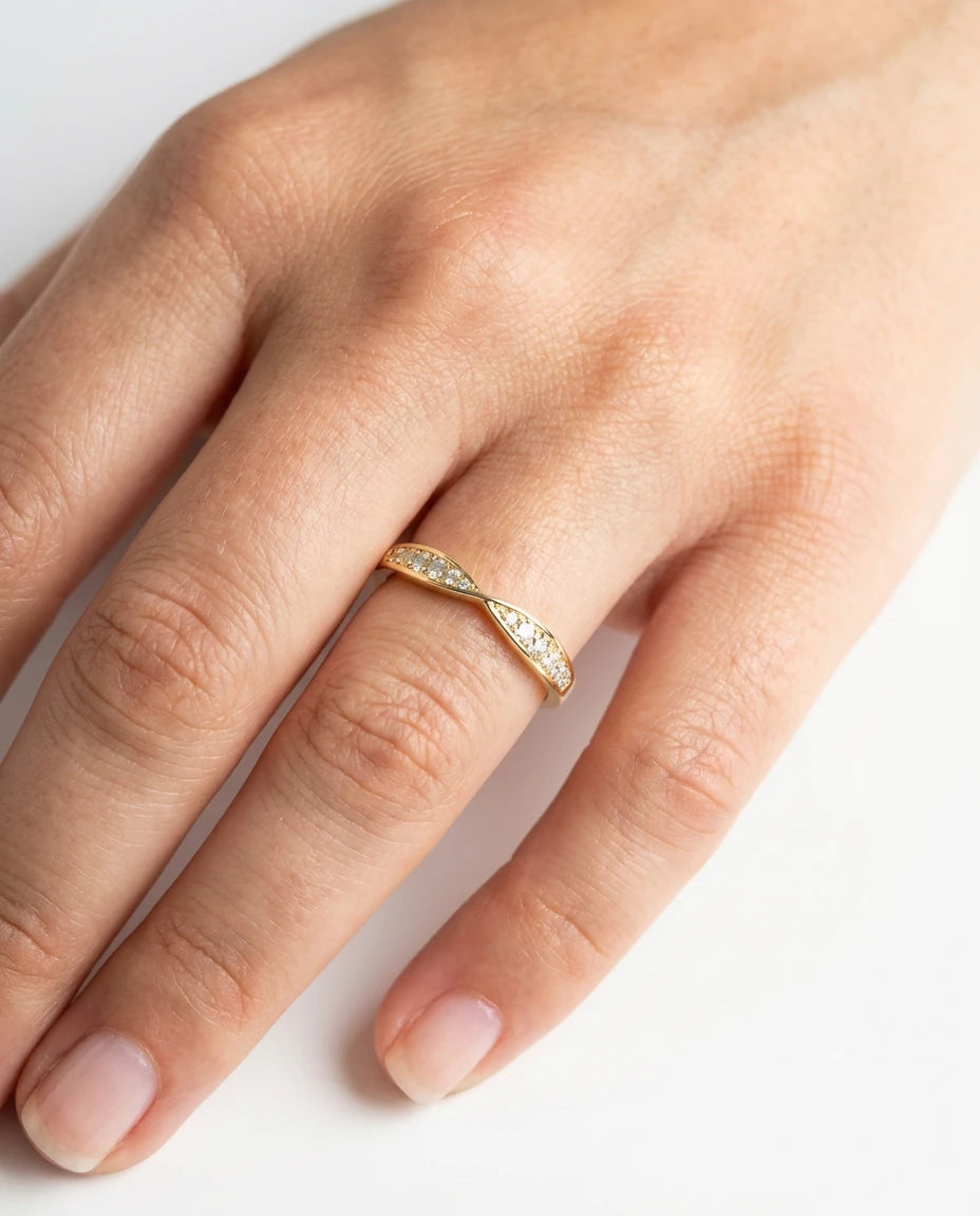 Srebrni prsten V oblika ukrašen sitnim belim providnim transparentnim cirkonima duž linije 925 zuta pozlata gold