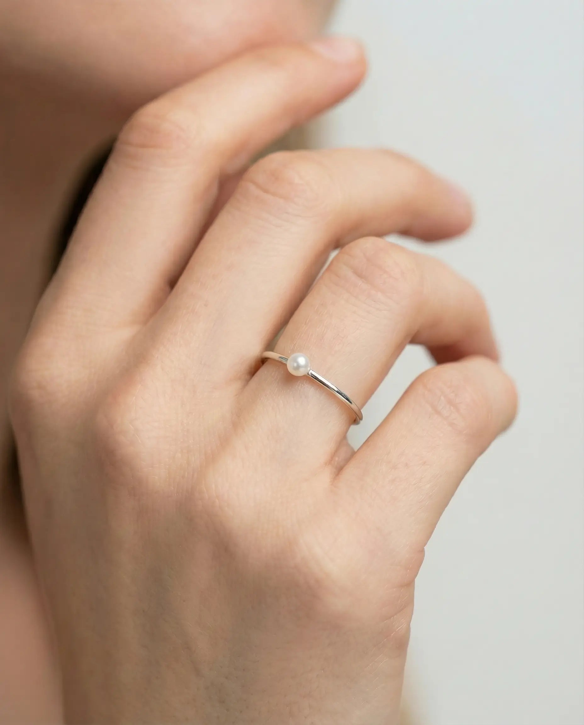 Image of srebrni prsten rodijum biser minimalisticki dizajn
