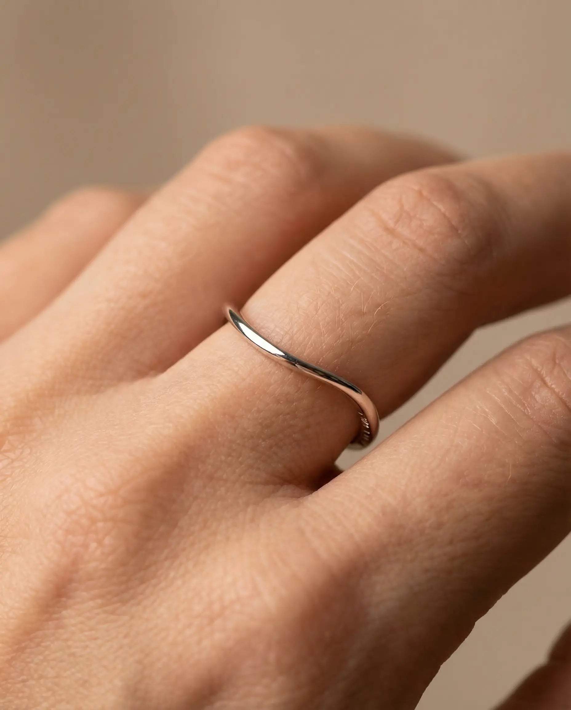 Image of Srebrni prsten suptilno naglašen oblik od 925 srebra