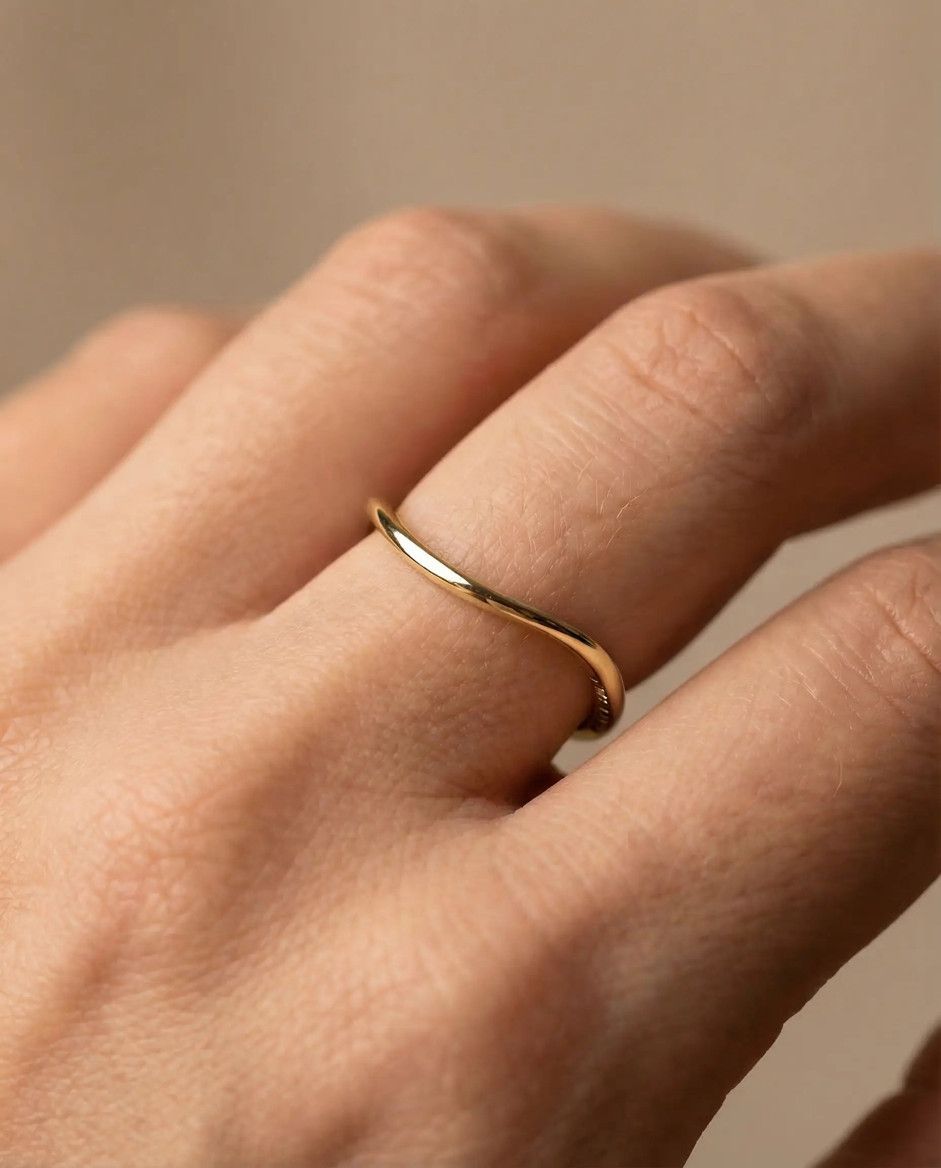 Srebrni prsten suptilno naglašen oblik u žutoj pozlati