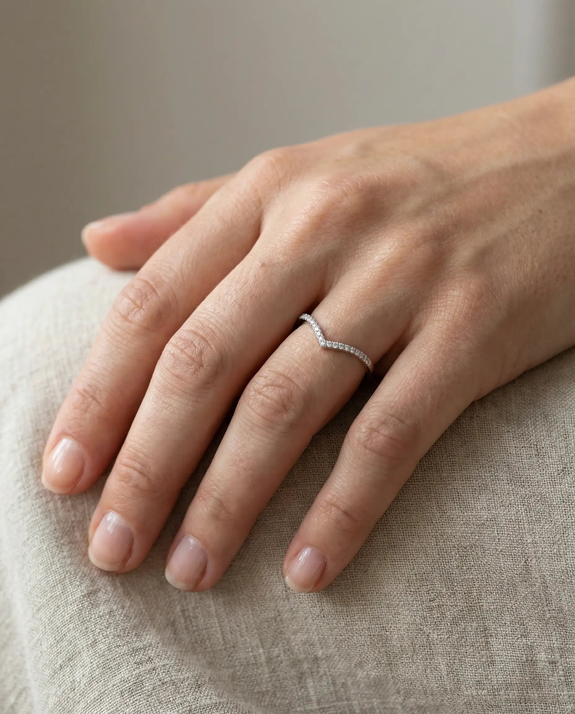 Image of srebrni prsten rodijum v linija cubic zirconia cirkoni