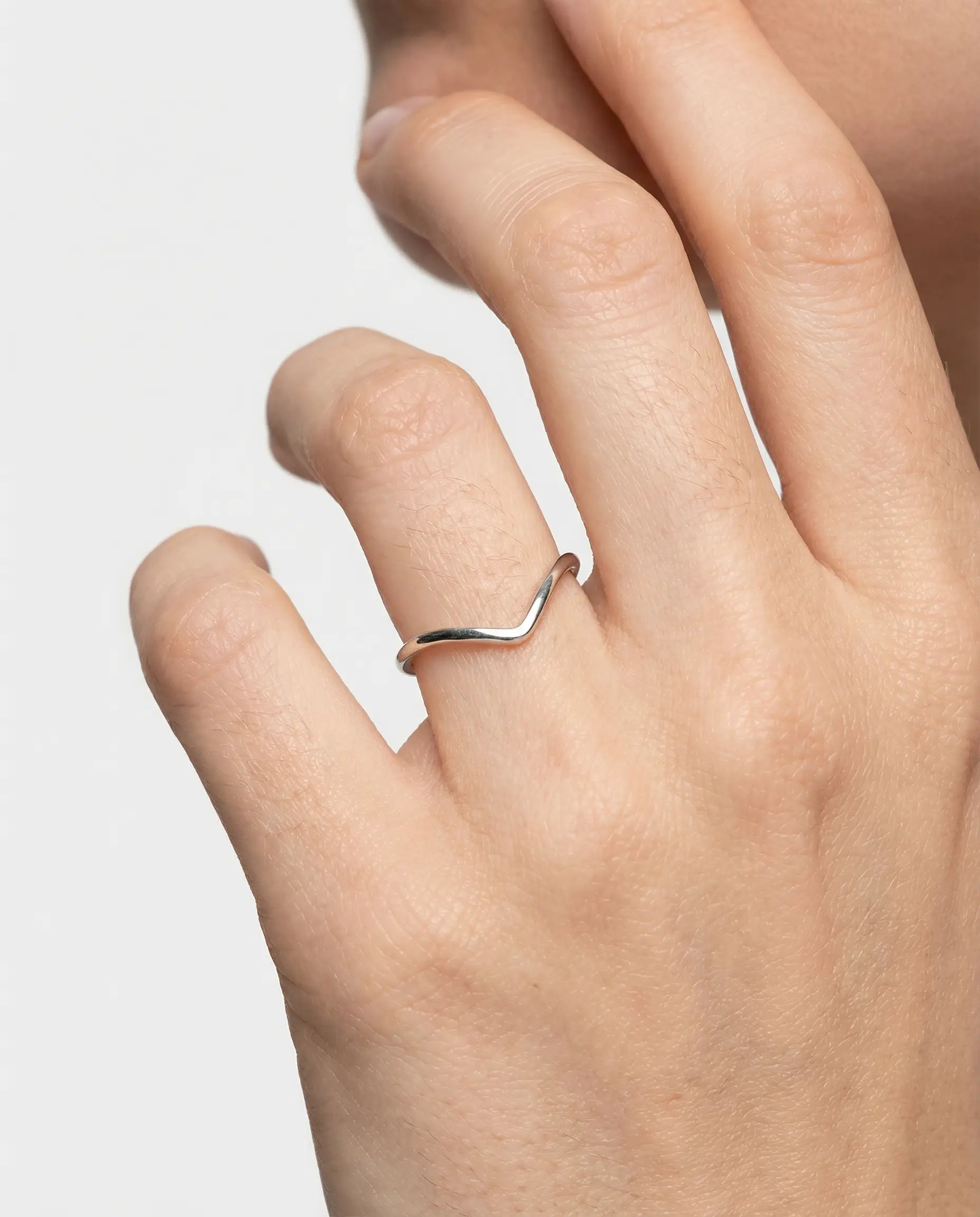 srebrni prsten rodijum v minimal dizajn
